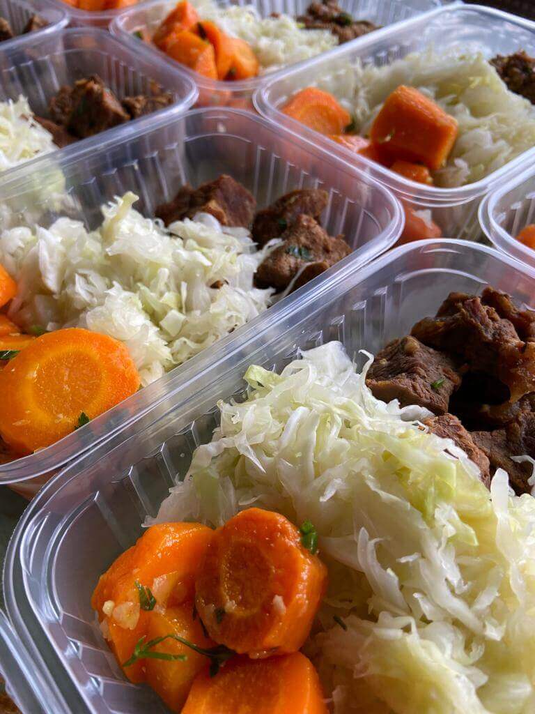 Carne em cubos com refogado de cenoura e repolho