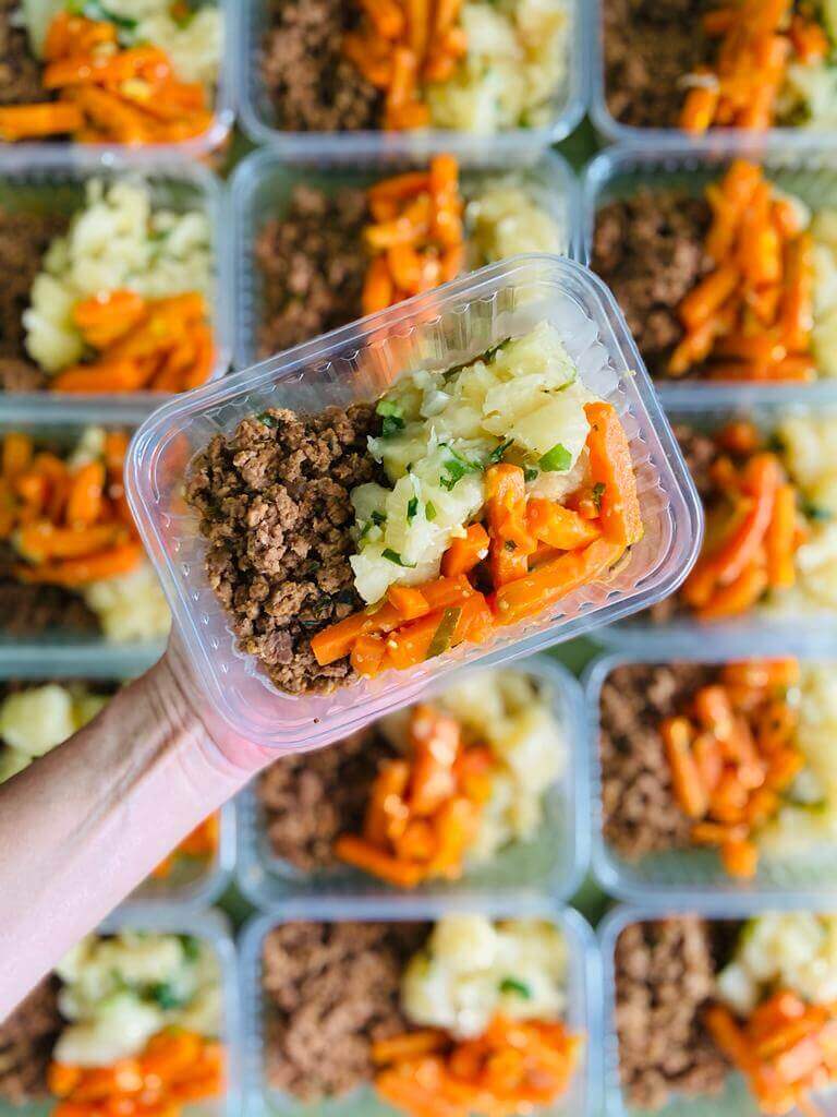 Carne moída com aipim e cenoura sauté