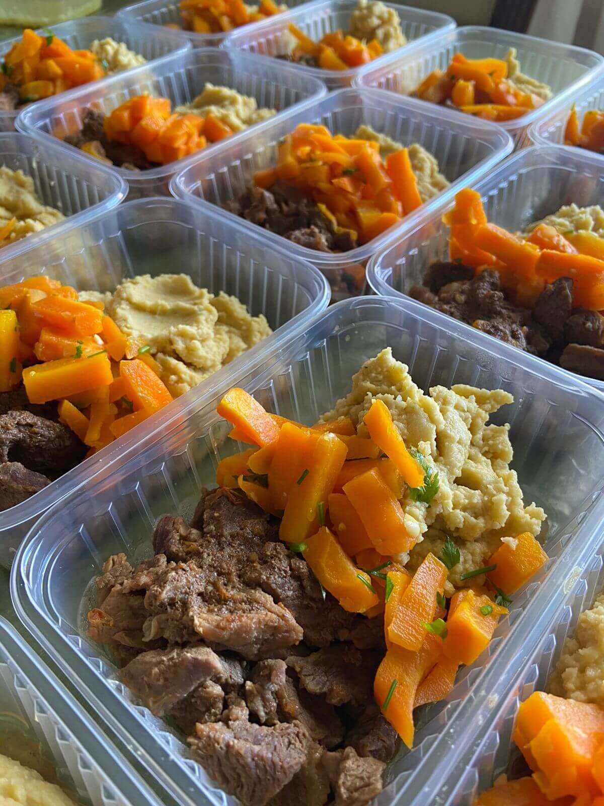 Picadinho de carne com purê de grão-de-bico